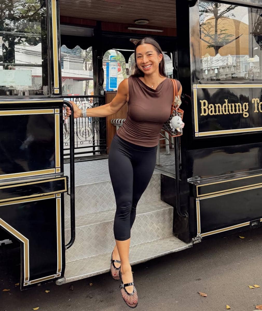 Keluarga Jennifer Bachdim liburan di Bandung, naik bandros