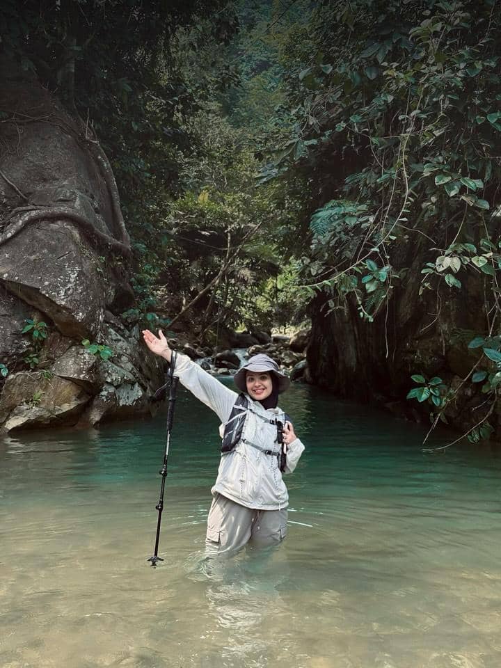 Vebby Palwinta saat trekking bareng sahabat ke kawasan Bogor