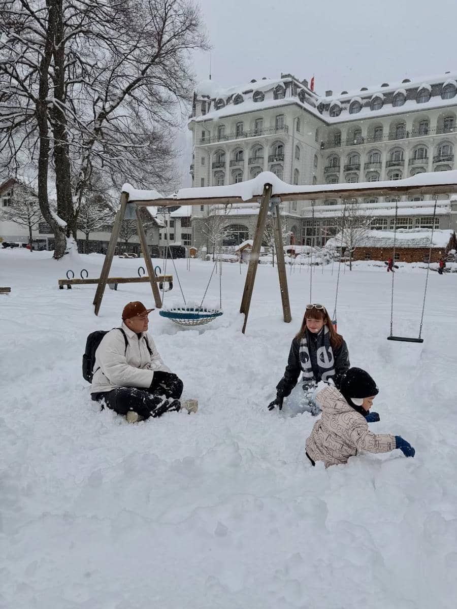 Keluarga Gilang Dirga main salju di Desa Engelberg, Swiss