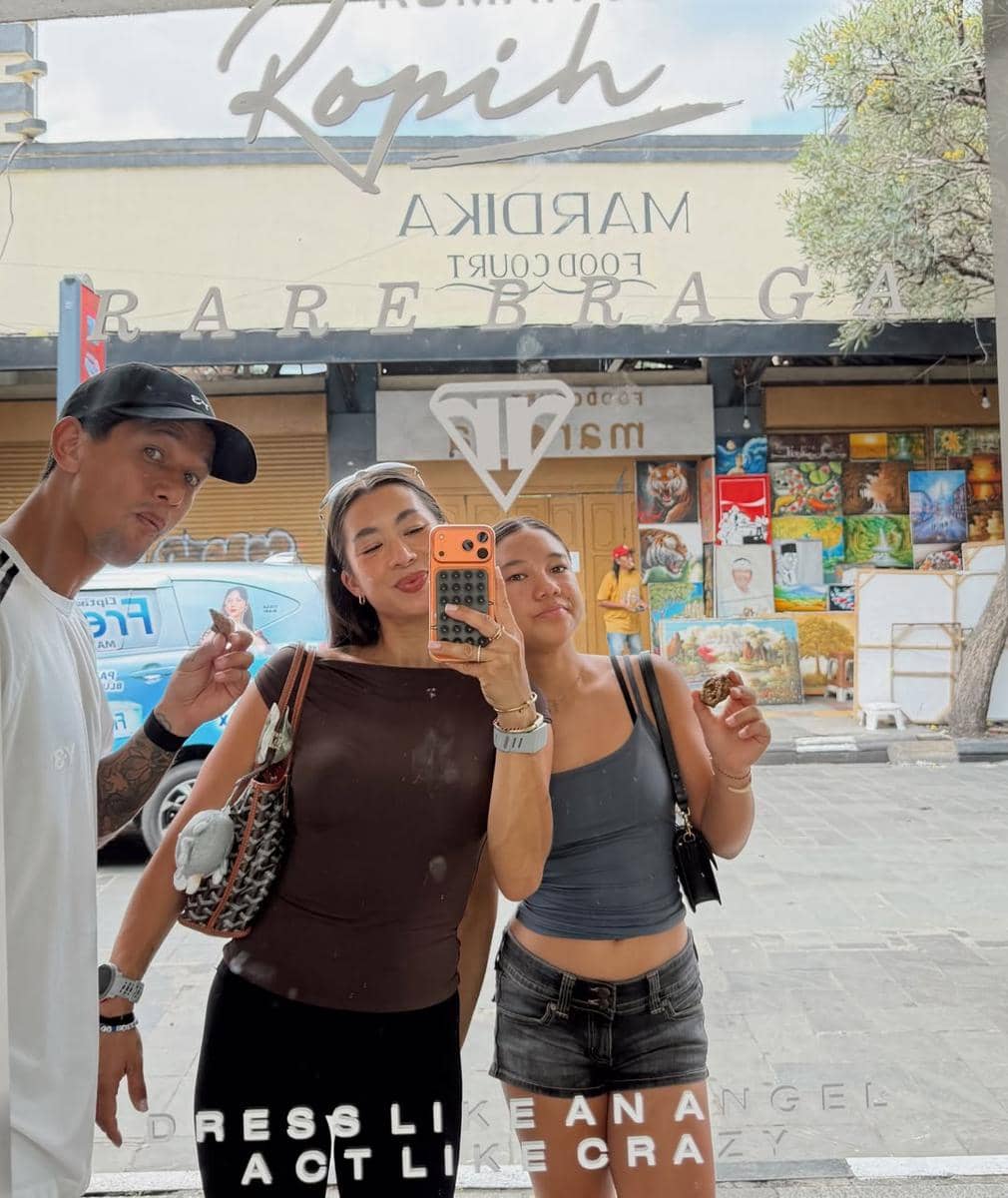 Keluarga Jennifer Bachdim liburan di Bandung, naik bandros