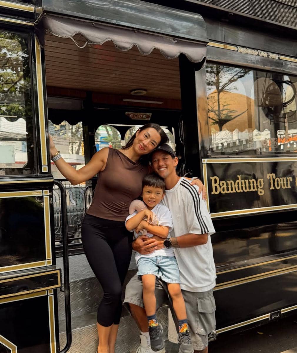 Keluarga Jennifer Bachdim liburan di Bandung, naik bandros