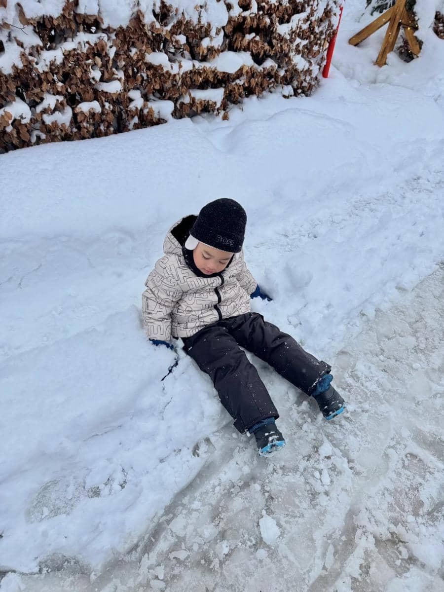 Keluarga Gilang Dirga main salju di Desa Engelberg, Swiss