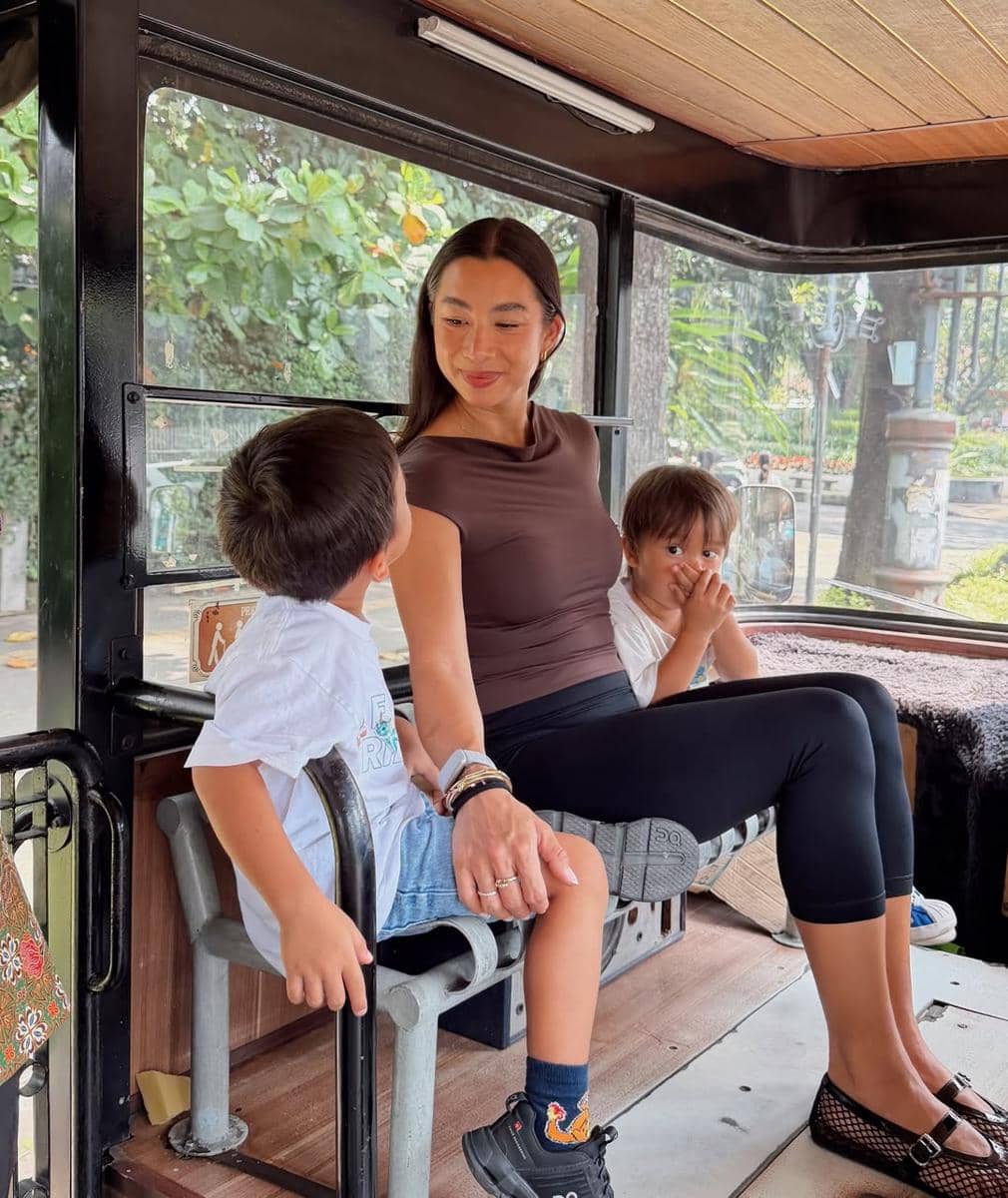 Keluarga Jennifer Bachdim liburan di Bandung, naik bandros