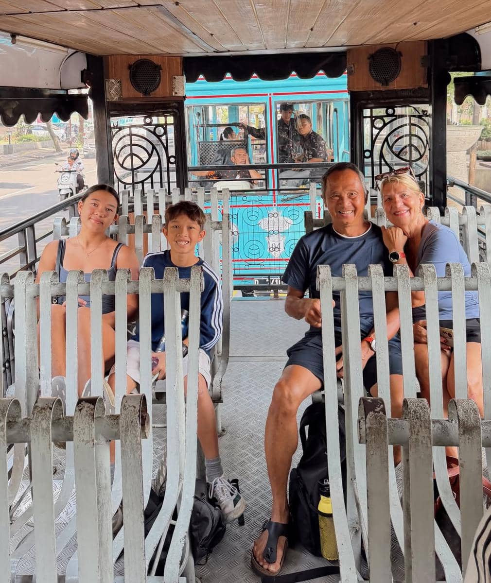 Keluarga Jennifer Bachdim liburan di Bandung, naik bandros