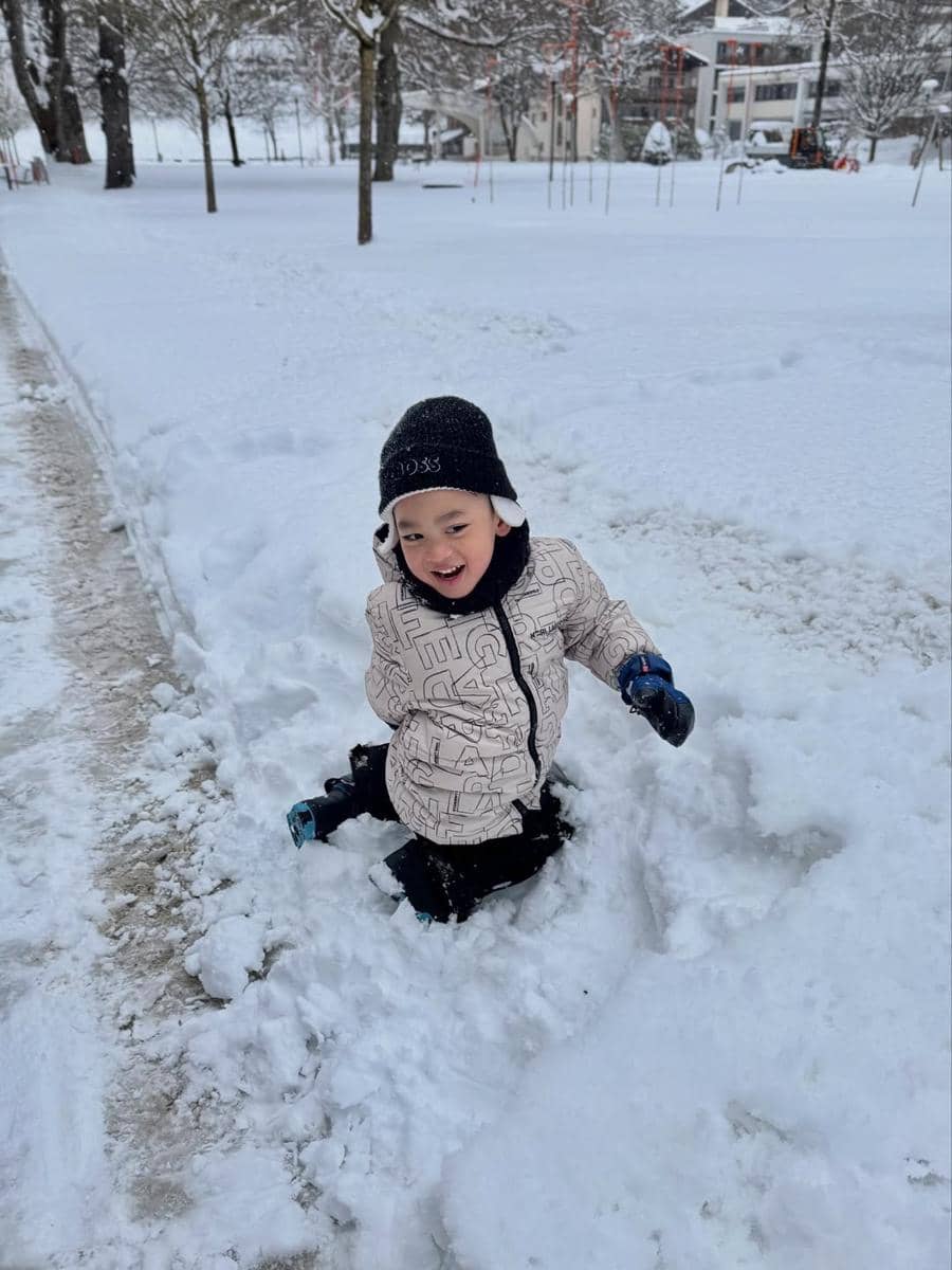 Keluarga Gilang Dirga main salju di Desa Engelberg, Swiss