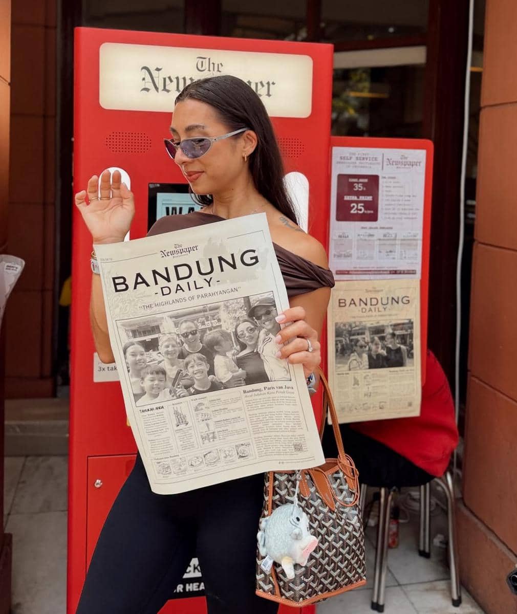 Keluarga Jennifer Bachdim liburan di Bandung, naik bandros