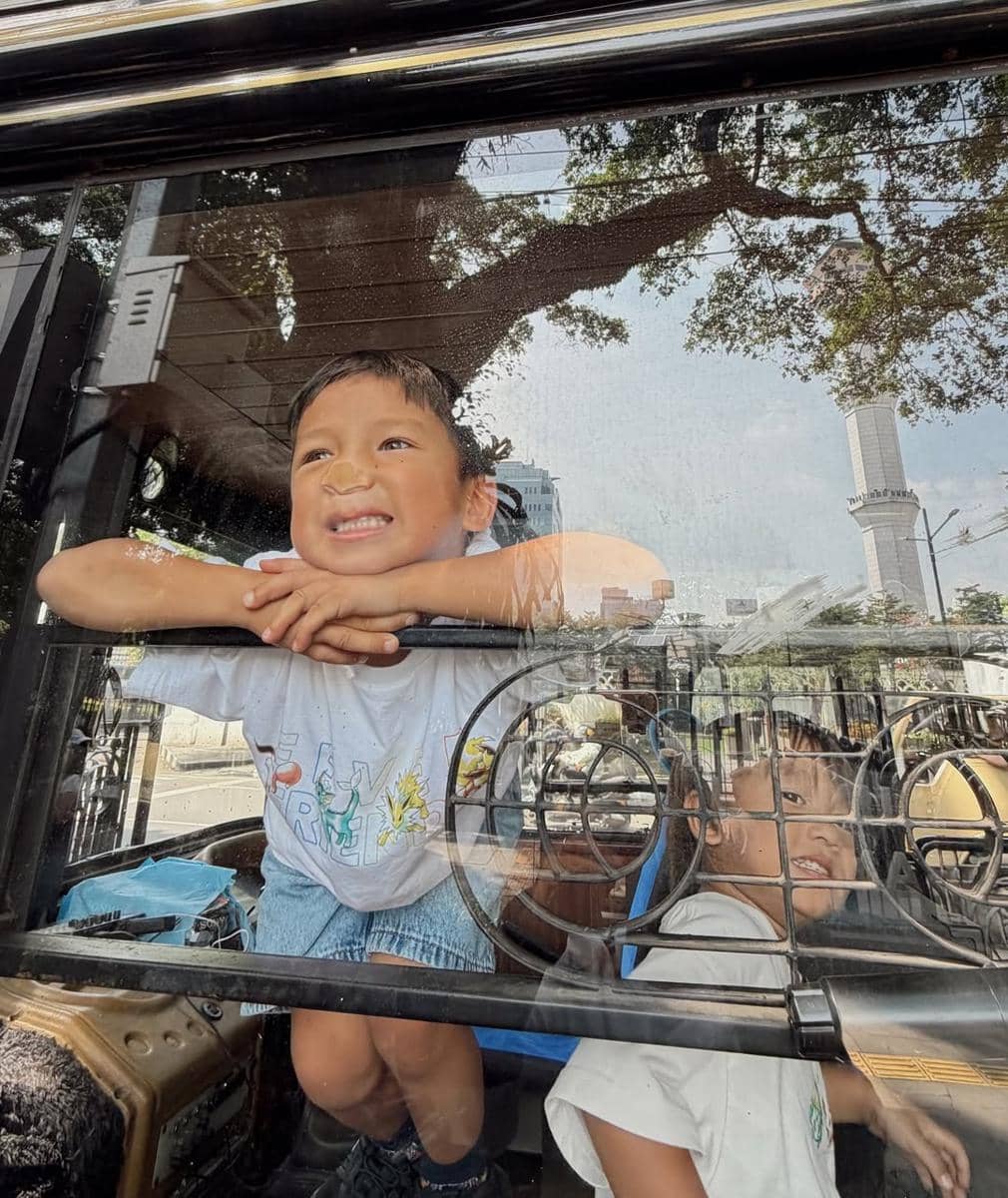 Keluarga Jennifer Bachdim liburan di Bandung, naik bandros