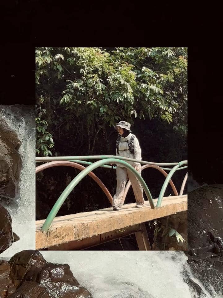 Vebby Palwinta saat trekking bareng sahabat ke kawasan Bogor