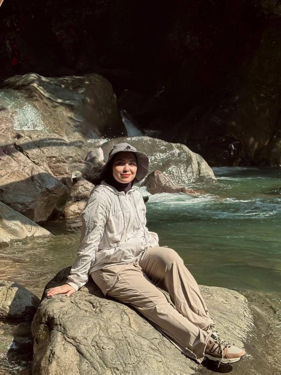Vebby Palwinta saat trekking bareng sahabat ke kawasan Bogor