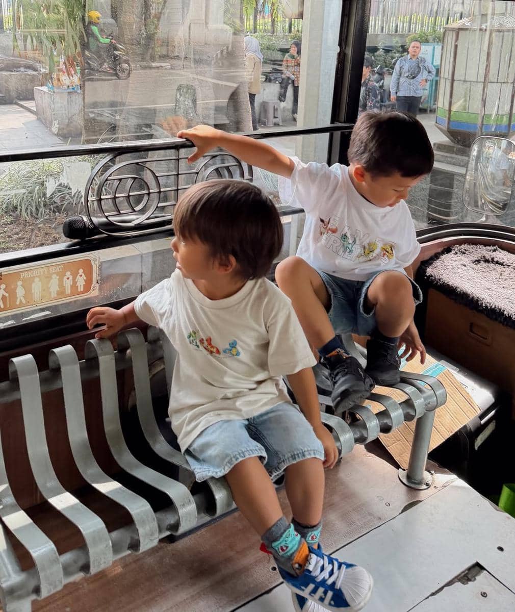 Keluarga Jennifer Bachdim liburan di Bandung, naik bandros