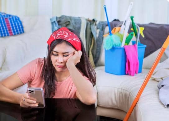 ilustrasi melihat ponsel