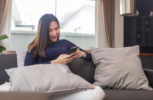 ilustrasi melihat ponsel