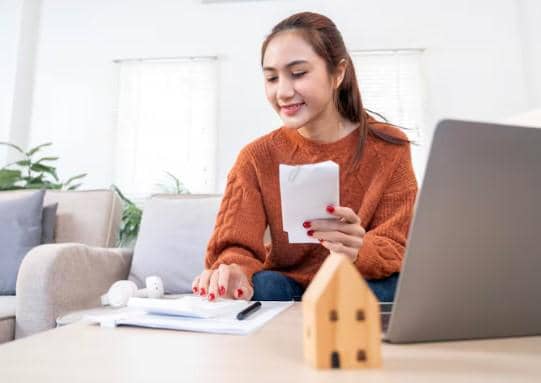 ilustrasi mencatat pengeluaran