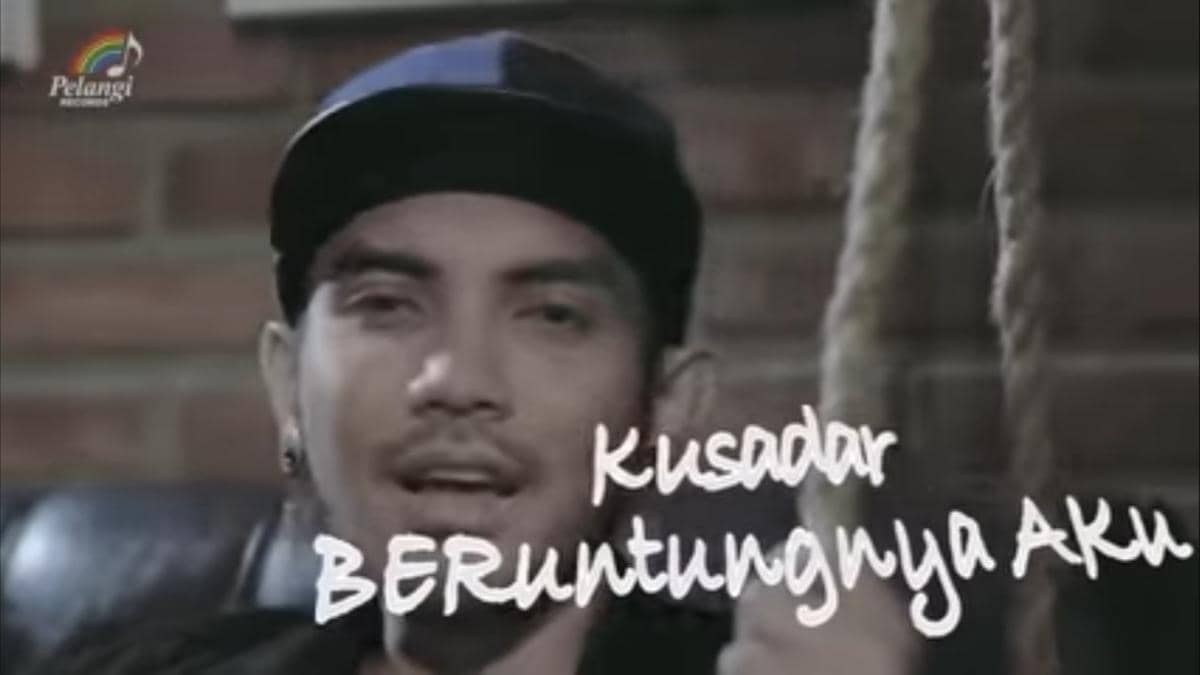 cuplikan video lirik "Separuhku"