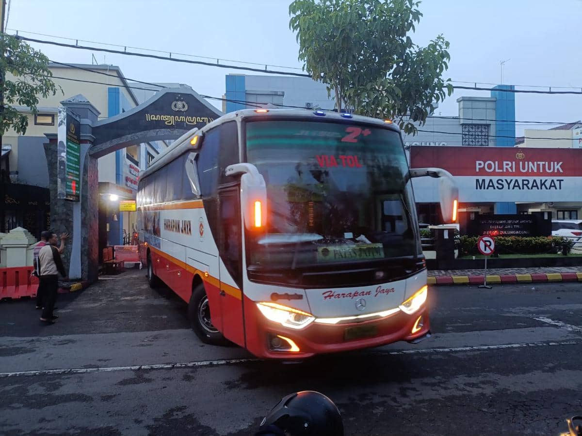 Usai OTT, Belasan Pejabat Tulungagung Dibawa ke Surabaya Pakai Bus Harapan Jaya