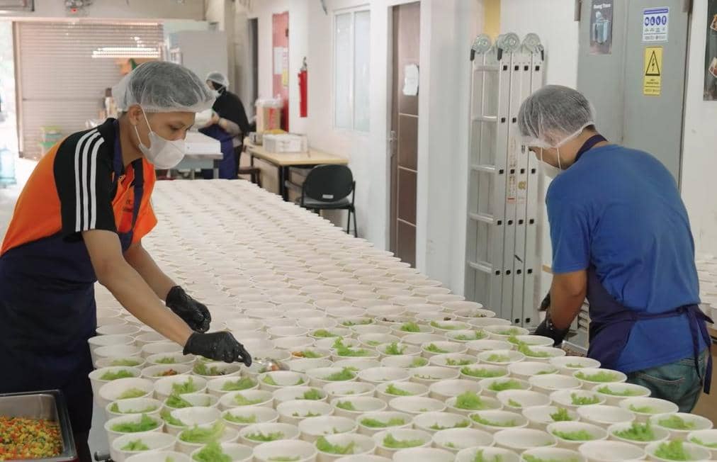 Maksi Gratis, Food Truck Undip Semarang Ikut Bagikan 1.850 MBG ke Mahasiswa