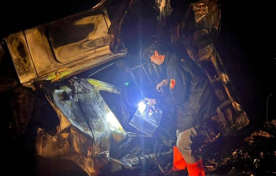 Polisi melakukan olah TKP kecelakaan truk di jalan Hauling batubara. (Dok. Polsek Rawas Ilir)