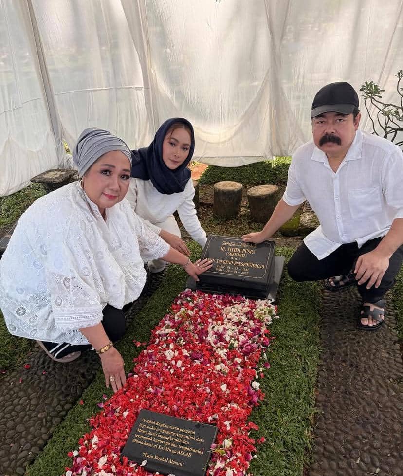 potret Inul Daratista ziarah setahun kepergian Titiek Puspa