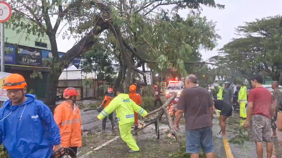 Ngawi Porak-poranda Diterjang Puting Beliung, Jalur Utama Lumpuh Total