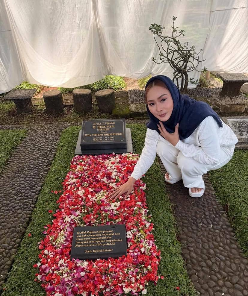 potret Inul Daratista ziarah setahun kepergian Titiek Puspa