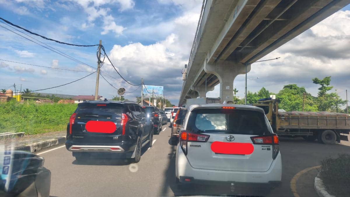 Macet parah di Kawasan Simpang Bandara SMB II
