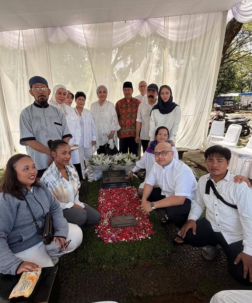 potret Inul Daratista ziarah setahun kepergian Titiek Puspa