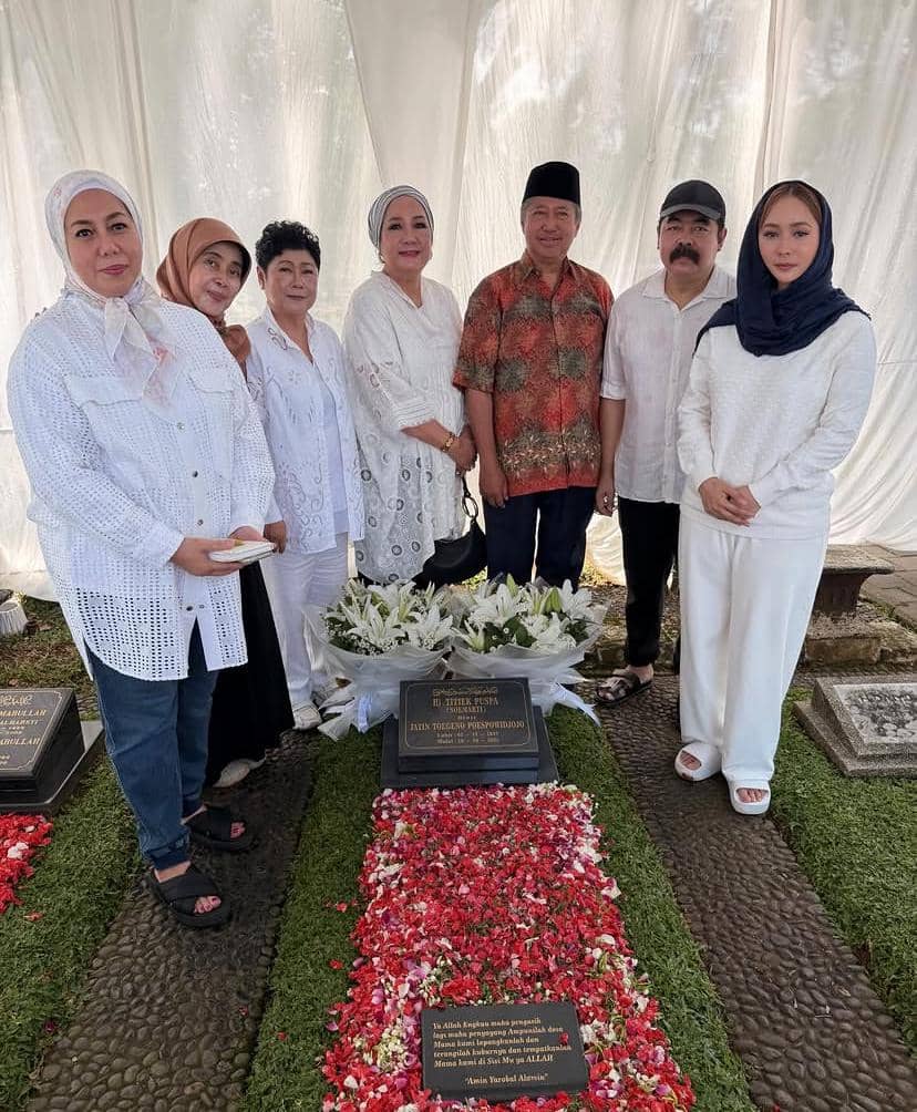 potret Inul Daratista ziarah setahun kepergian Titiek Puspa