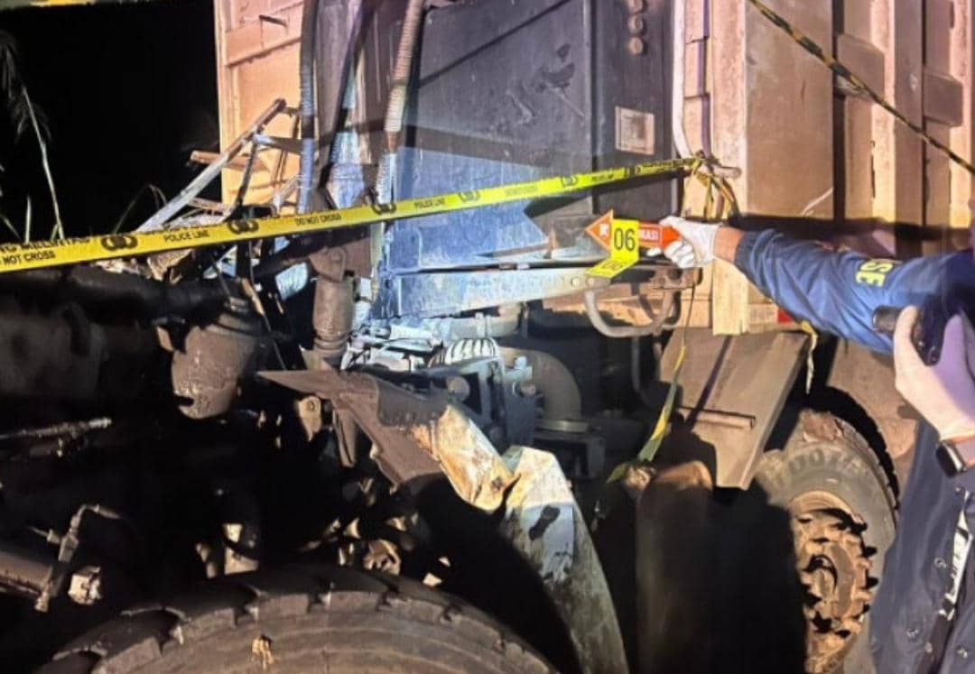Polisi melakukan olah TKP kecelakaan truk di jalan Hauling batubara. (Dok. Polsek Rawas Ilir)