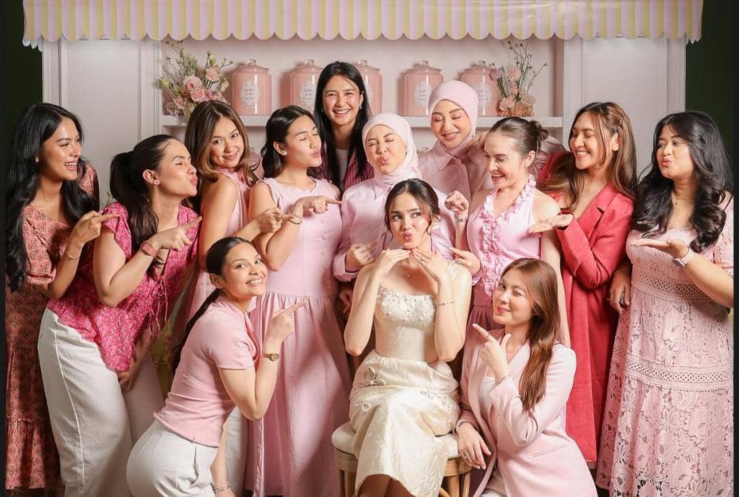 7 Gaya Seleb di Bridal Luncheon Syifa Hadju, Kompak Pink Girly!