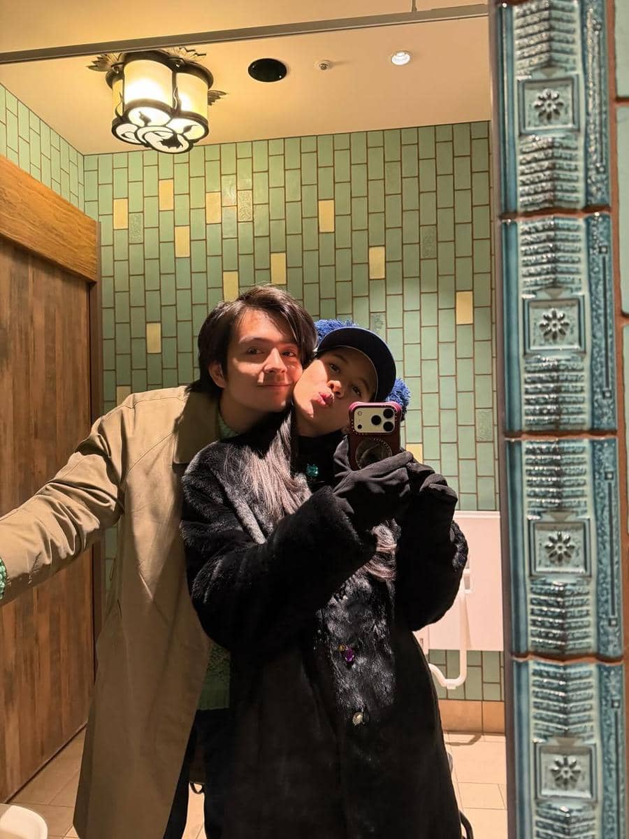 potret Shenina Cinnamon babymoon di Disneyland Tokyo