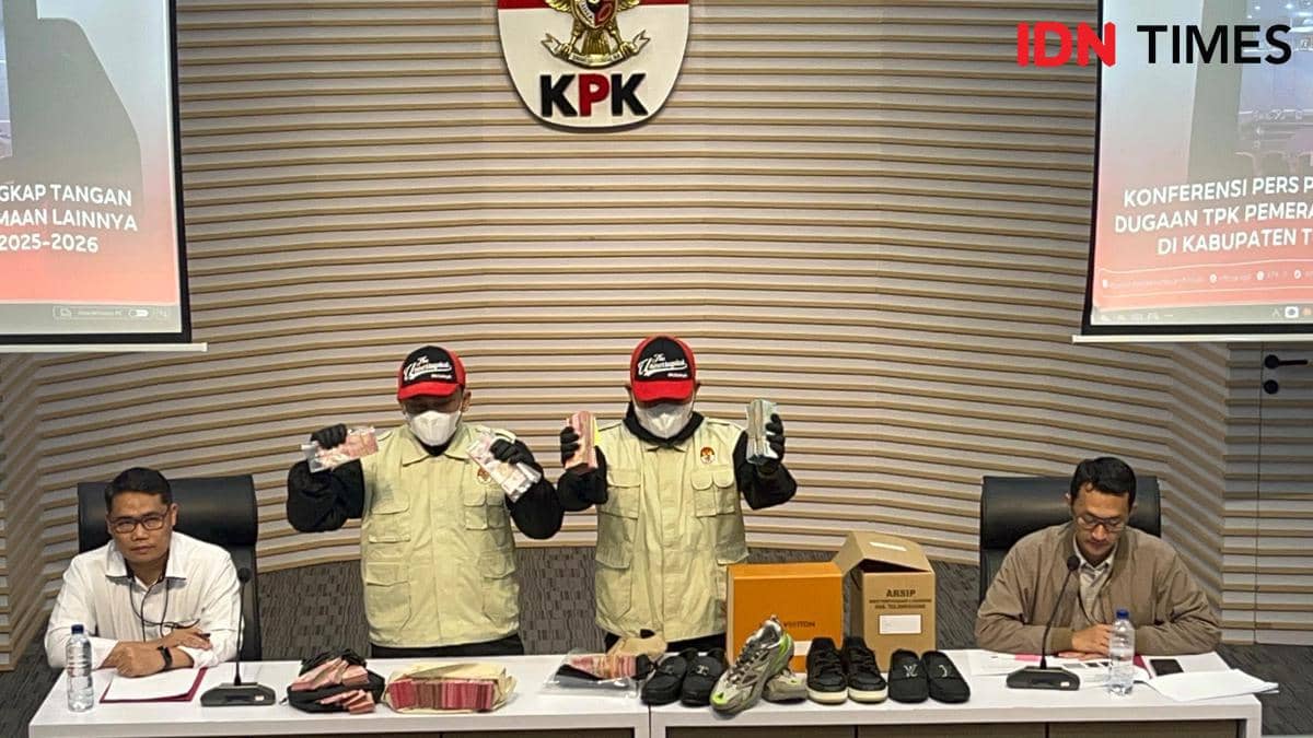 Bukti OTT Bupati Tulungagung: Sepatu LV hingga Uang Rp355,4 Juta