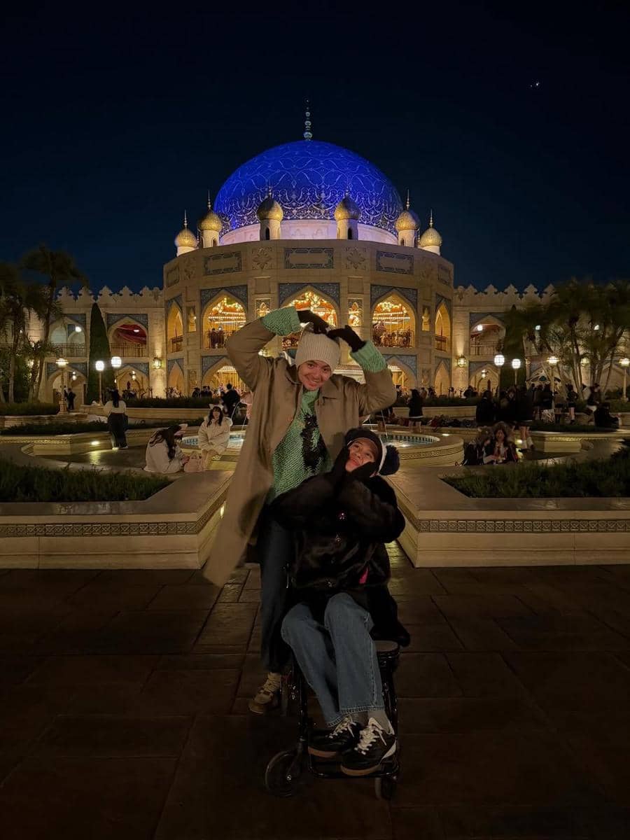 potret Shenina Cinnamon babymoon di Disneyland Tokyo