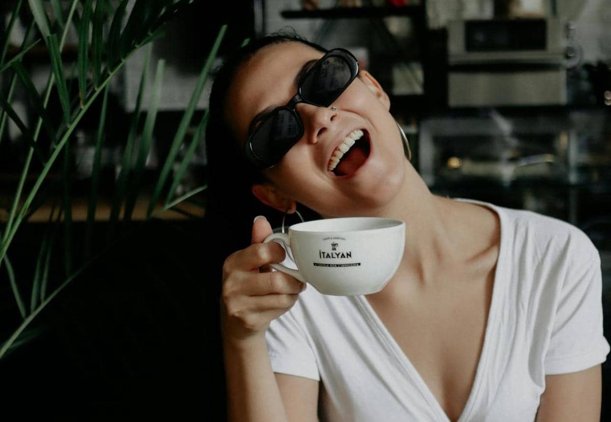 Ilustrasi minum kopi (pexels.com/Photo by Alperen Kaan Şahin)