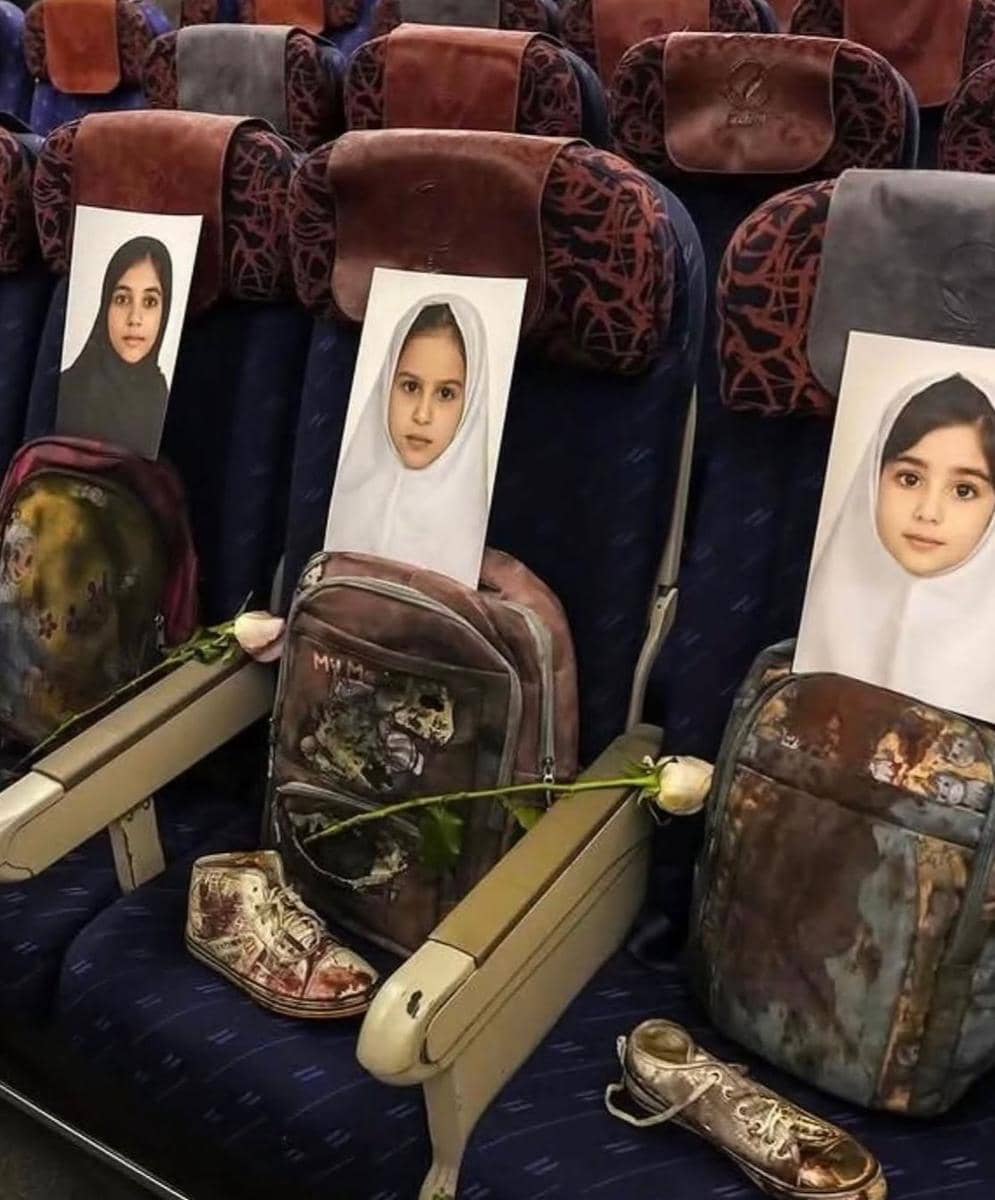 Di dalam pesawat, setiap kursi dipasangi foto siswa sekolah dasar yang menjadi korban serangan. (Instagram/iraninindonesia)