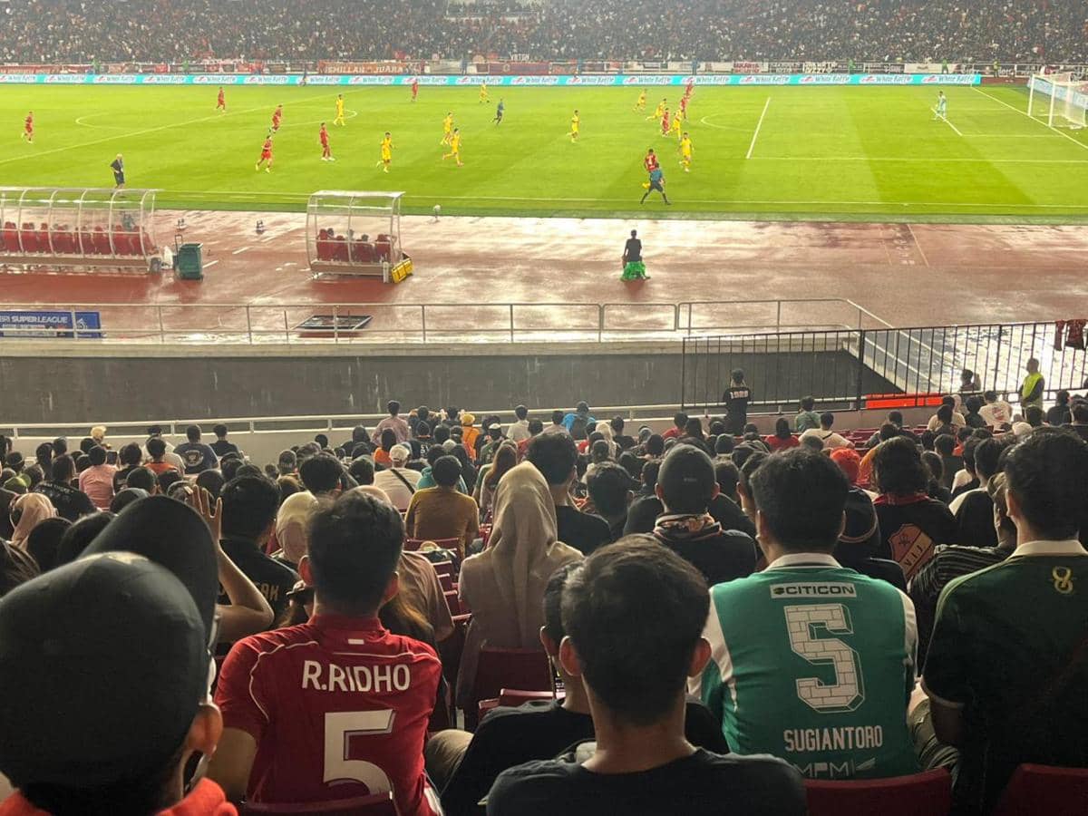 Kala Jakmania dan Bonek Nonton Satu Tribune di SUGBK