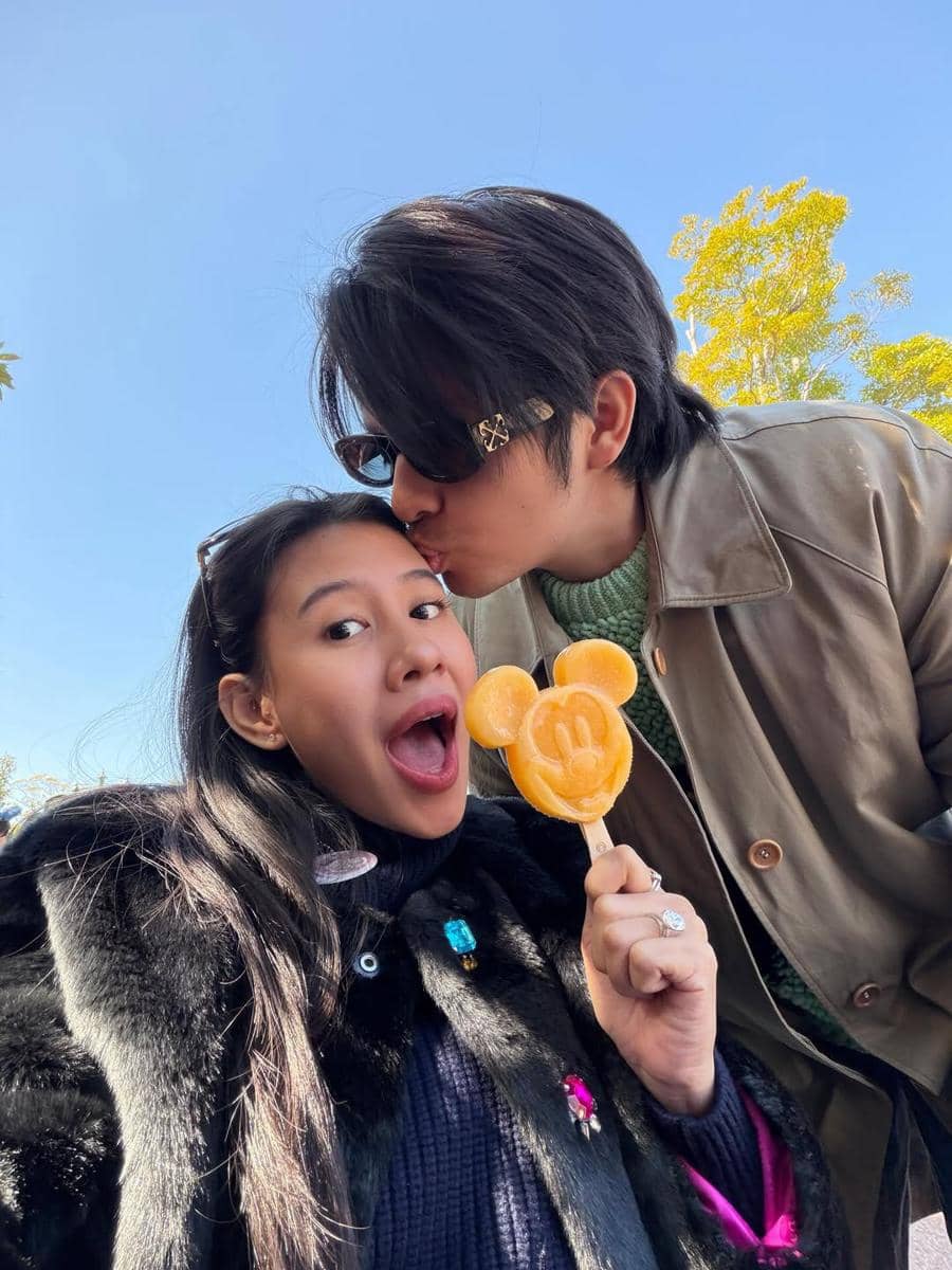 potret Shenina Cinnamon babymoon di Disneyland Tokyo