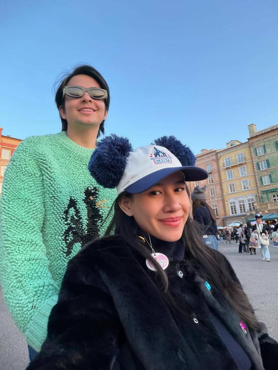 potret Shenina Cinnamon babymoon di Disneyland Tokyo