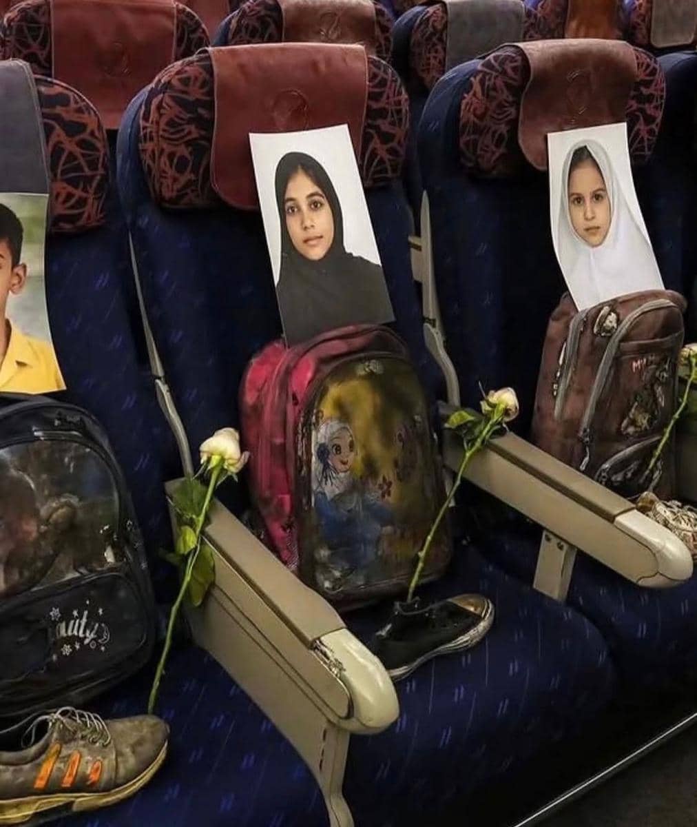 Di dalam pesawat, setiap kursi dipasangi foto siswa sekolah dasar yang menjadi korban serangan. (Instagram/iraninindonesia)