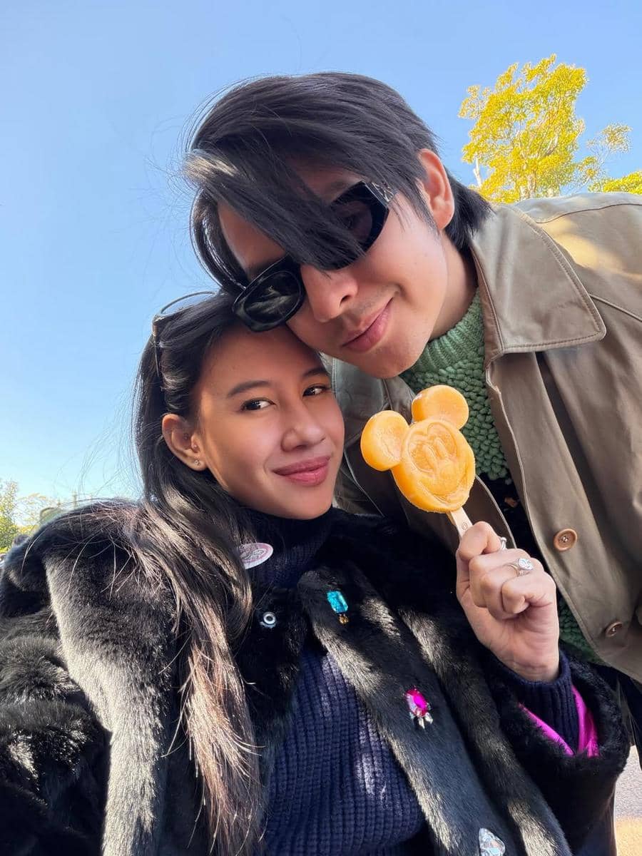 potret Shenina Cinnamon babymoon di Disneyland Tokyo