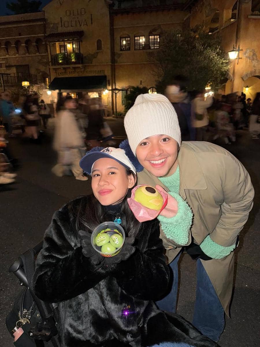 potret Shenina Cinnamon babymoon di Disneyland Tokyo