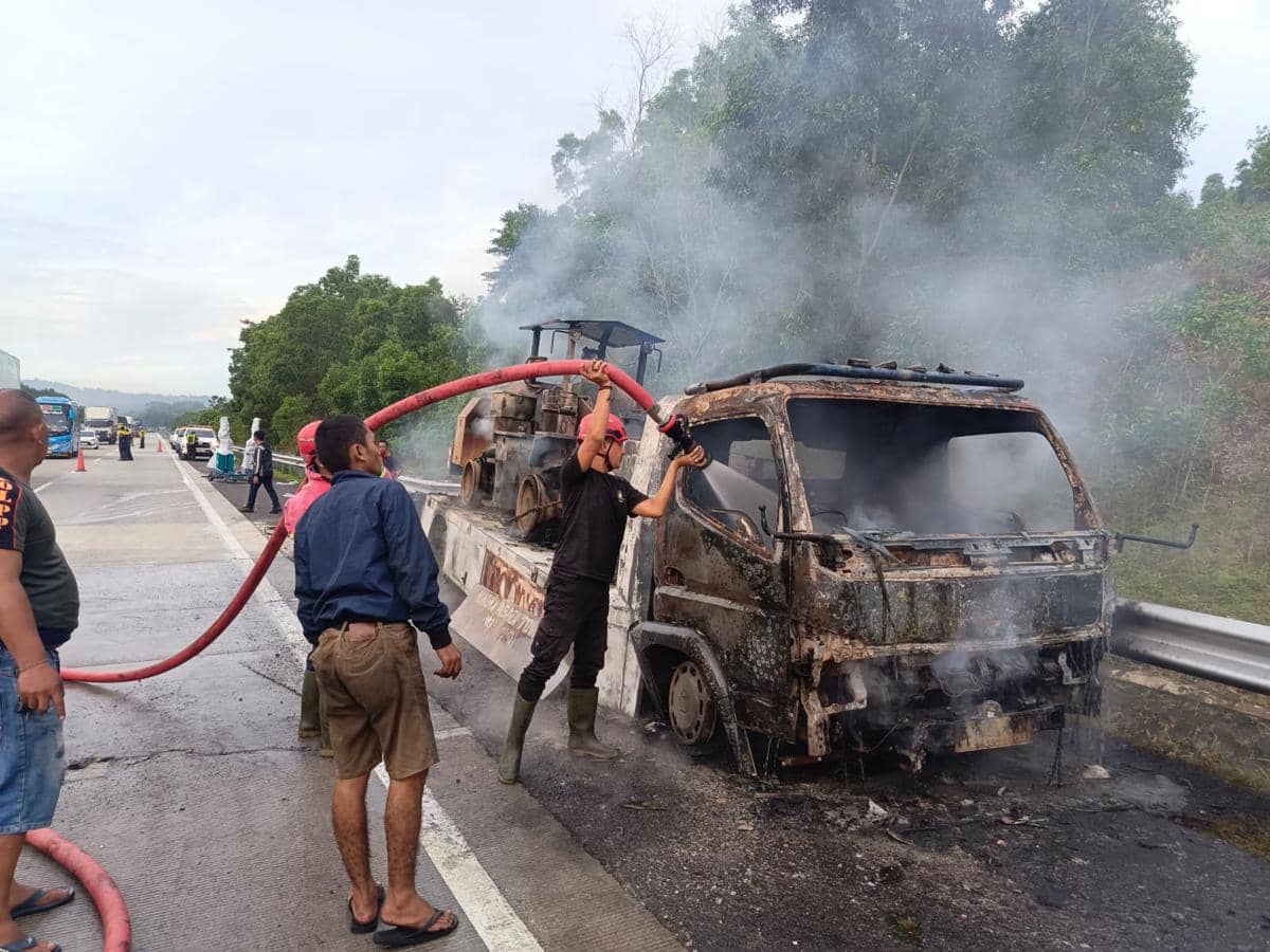 Mobil Towing Muat Alat Berat Terbakar di Tol Bakter, Rugi Rp500 Juta!