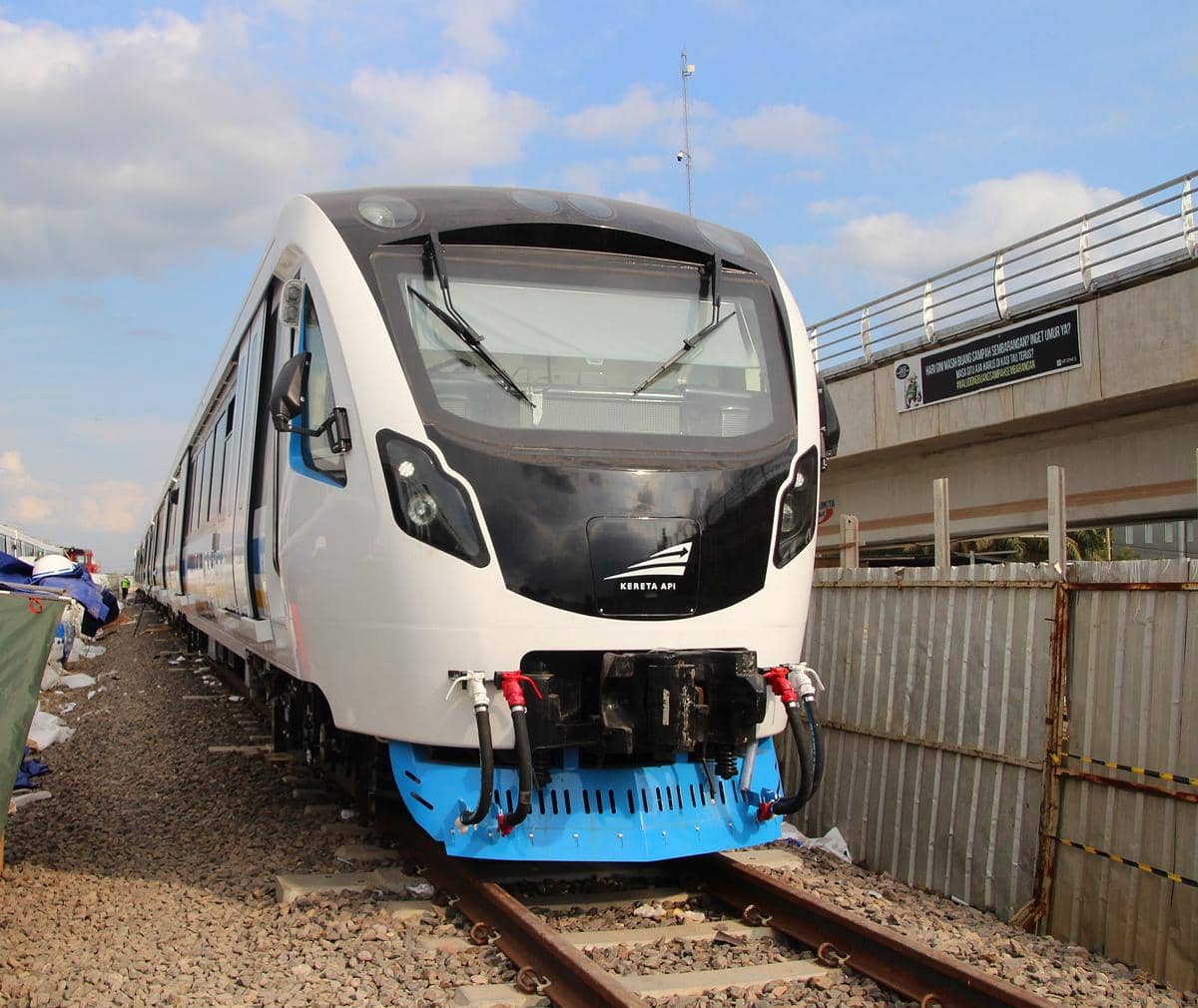 potret kereta LRT Palembang yang sedang diparkirkan di Depo LRT Jakabaring