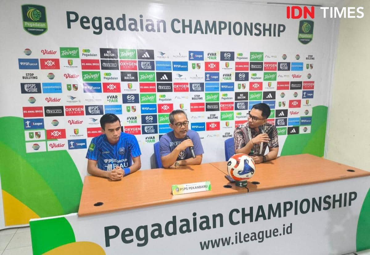 Pelatih PSPS Aji Santoso saat mengomentari peluang timnya untuk bertahan Liga 2 musim depan