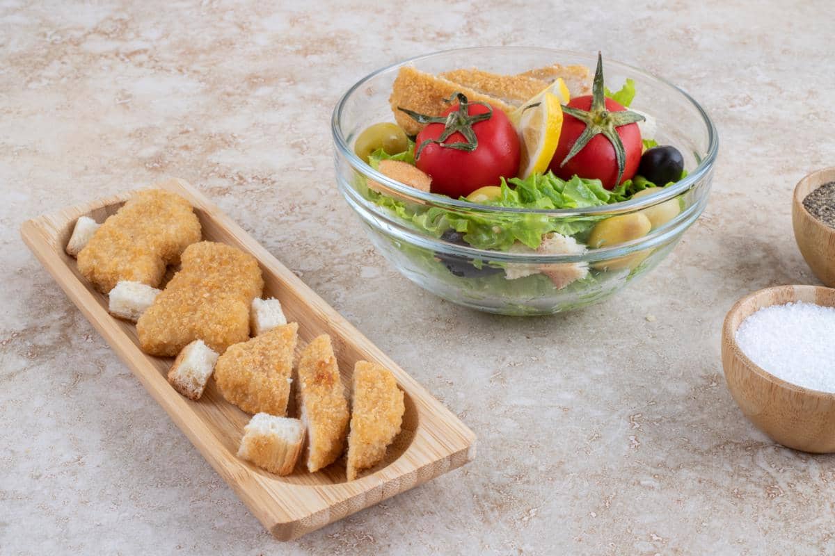 ilustrasi nugget yang disajikan dengan salad 