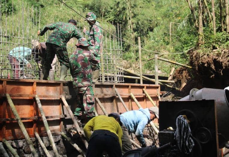 Upaya Percepatan Pembangunan, TNI Kebut Pengecoran Jembatan Garuda