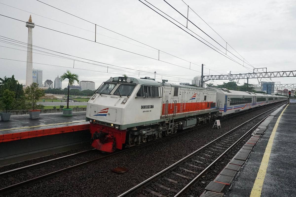 potret pemandangan Monumen Nasional dari Stasiun Gambir 