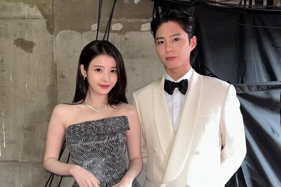 3 Aktor Korea yang Pernah Beri Hadiah untuk IU, Ada Park Bo Gum!