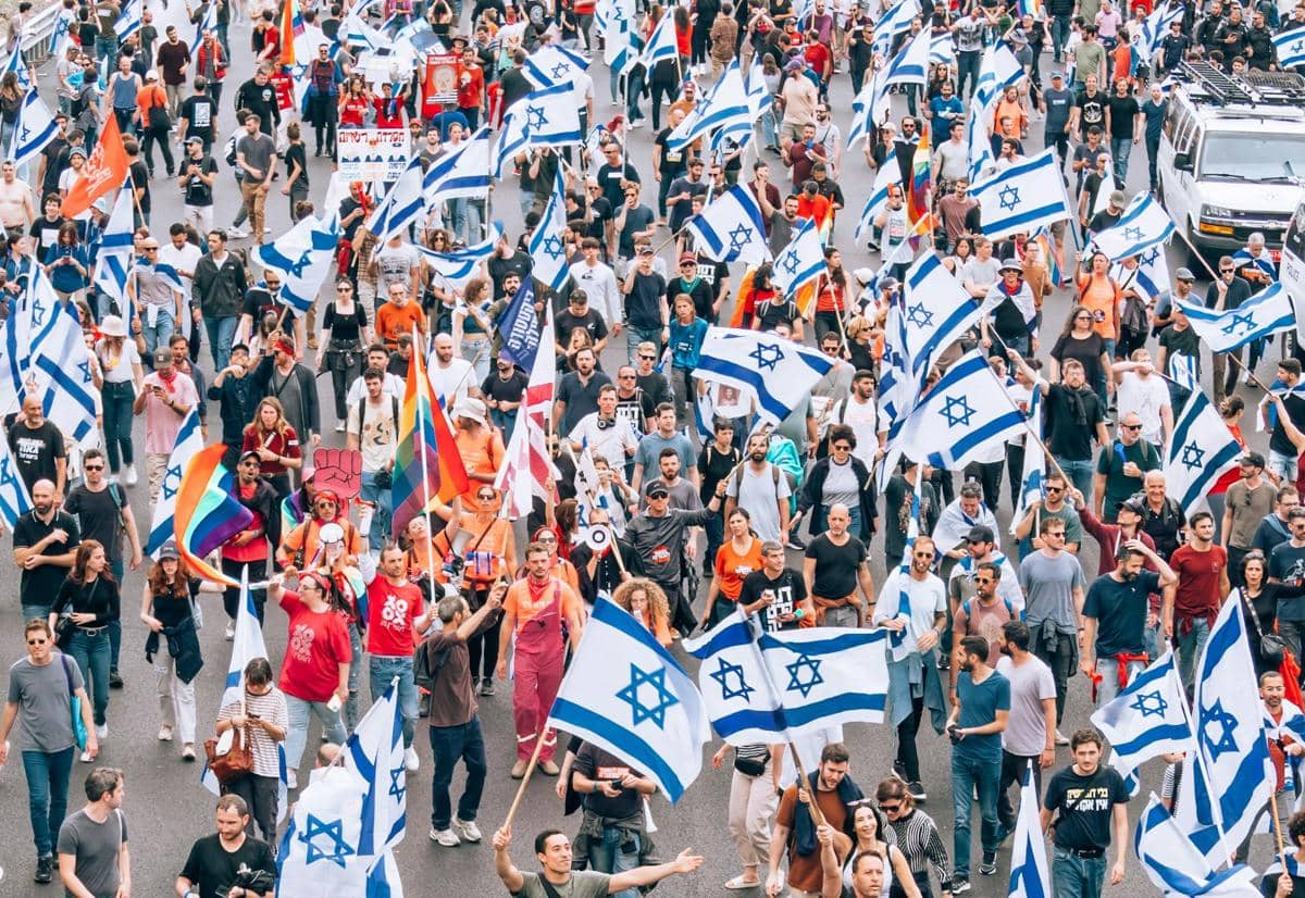 Orang-orang sedang berdemo.