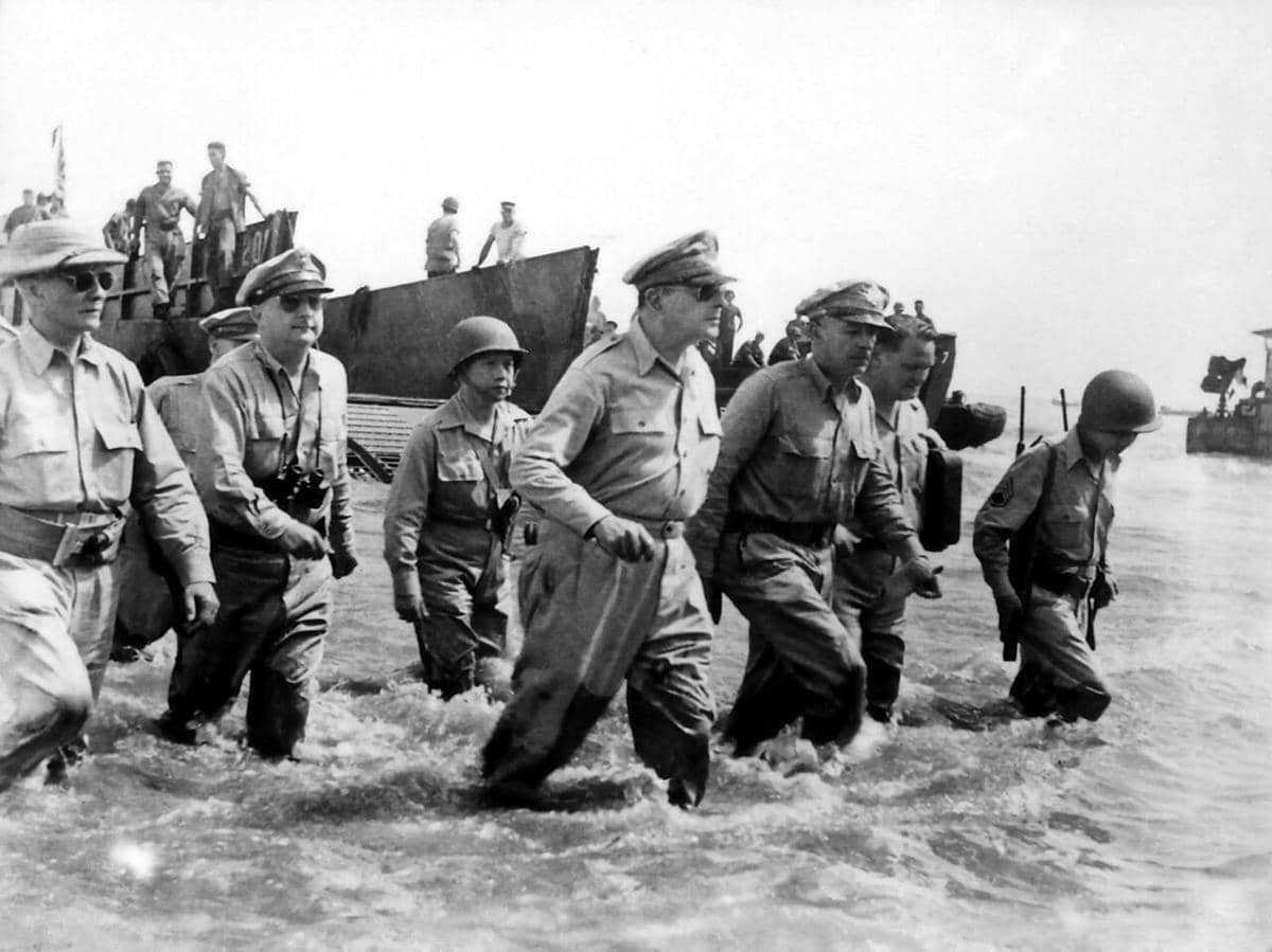 Jenderal Douglas MacArthur menginjakkan kaki di pantai Palo, Leyte, Filipina pada 20 Oktober 1944, memenuhi janjinya untuk kembali dan membebaskan pulau-pulau tersebut selama Perang Dunia II.