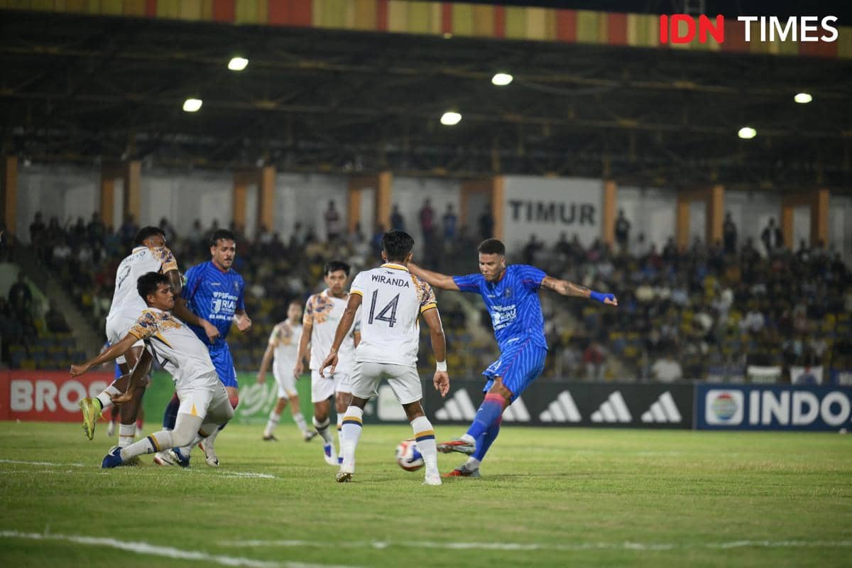 Pemain asing PSPS Douglas Cruz Oliveira saat mencetak gol ke gawang Persikad